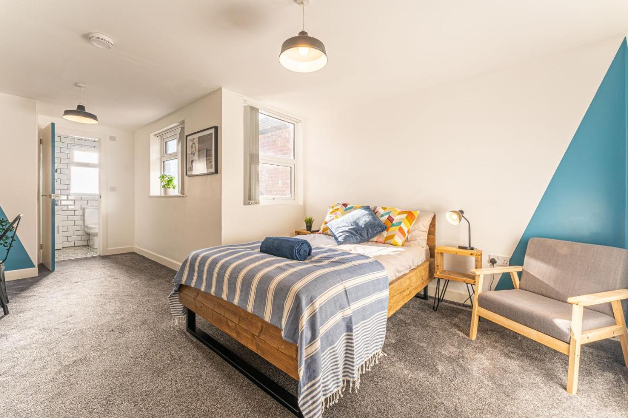 Stylish 5-Bed Home, Each With En-Suite And Own Tv Coventry Exterior photo