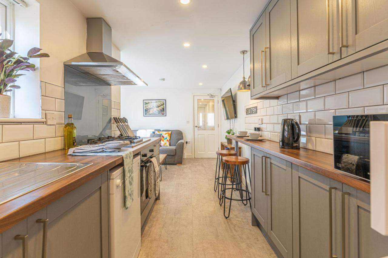 Stylish 5-Bed Home, Each With En-Suite And Own Tv Coventry Exterior photo