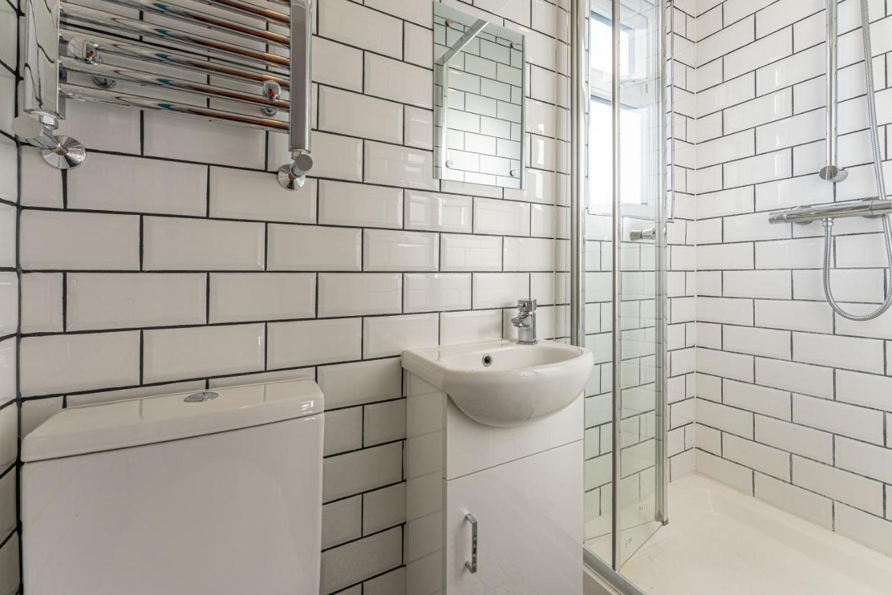 Stylish 5-Bed Home, Each With En-Suite And Own Tv Coventry Exterior photo