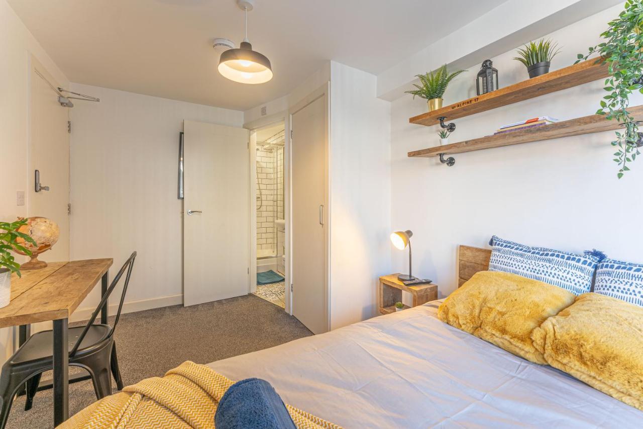 Stylish 5-Bed Home, Each With En-Suite And Own Tv Coventry Exterior photo
