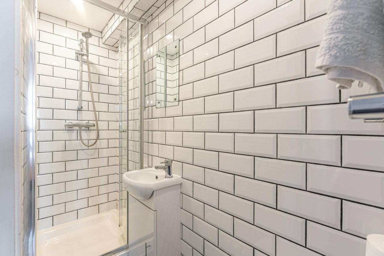 Stylish 5-Bed Home, Each With En-Suite And Own Tv Coventry Exterior photo