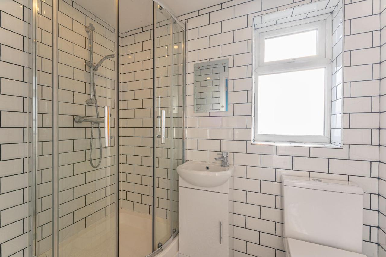 Stylish 5-Bed Home, Each With En-Suite And Own Tv Coventry Exterior photo